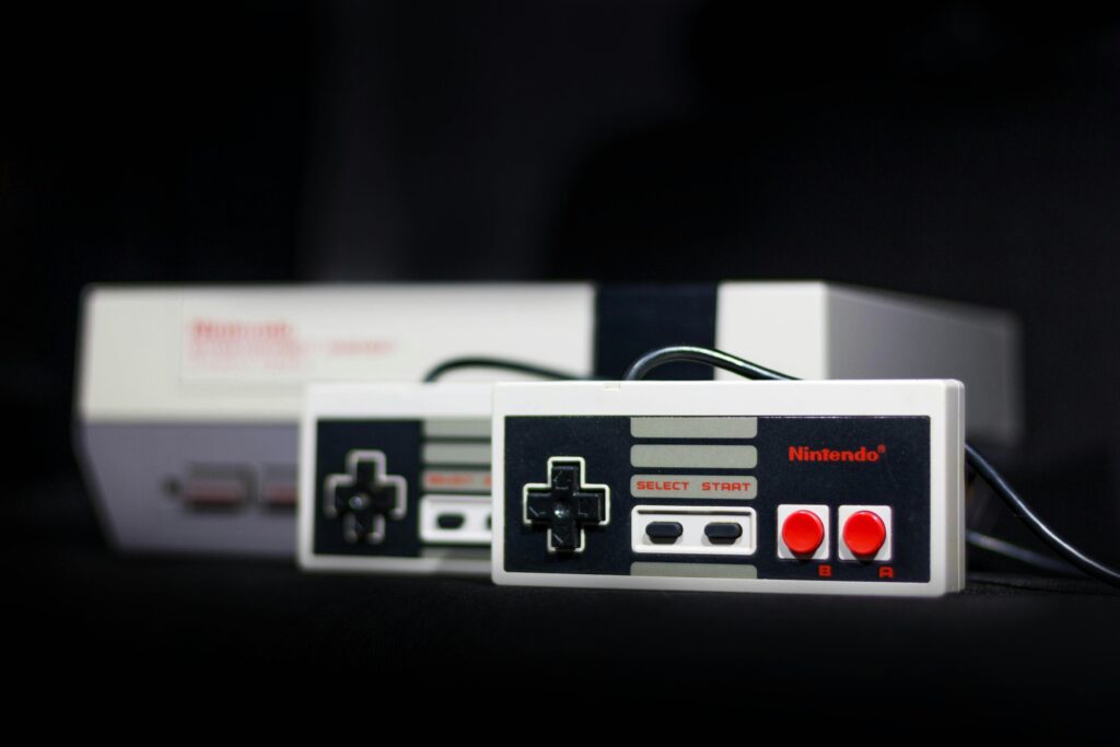 Close-up of a classic Nintendo console and controllers, symbol of retro gaming.